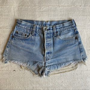 VINTAGE LEVI’S 501 CUTOFF SHORTS - 27